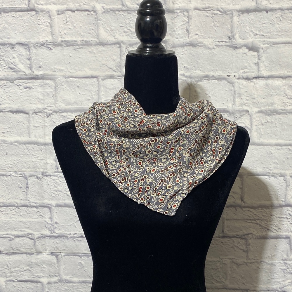 Chic Floral Print Scarf in gray and Cream
